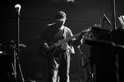 山根さとし（B）（Photo by Yoshiharu Ota）