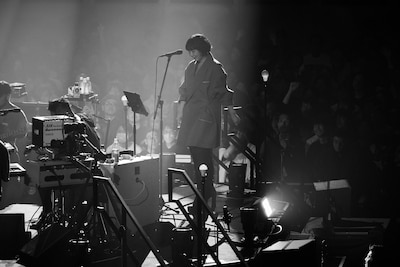 toe「グッドバイ」にゲスト参加した土岐麻子。https://natalie.mu/music/gallery/news/645811/2720925