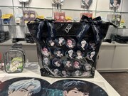 “ITA BAG”などのPLAVEのオリジナルグッズ。「2025 PLAVE Asia Tour [DASH: Quantum Leap] in Japan POP-UP STORE」より。