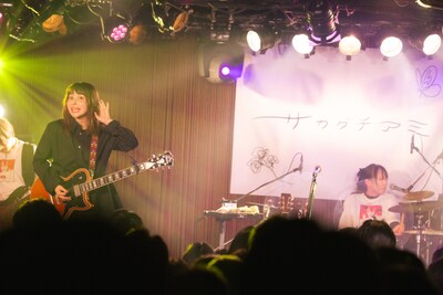 「サカグチアミ」のバックドロップを背にした坂口有望。（撮影：石川雄斗）