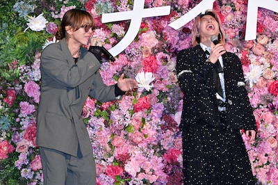 舞台裏で渋谷龍太（SUPER BEAVER）が光石研から「おやじ狩りに遭う」と言われていたことを楽しそうに話す佐久間大介（Snow Man）。