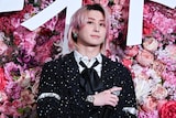 さりげなくカメラに視線を送る佐久間大介(Snow Man)。