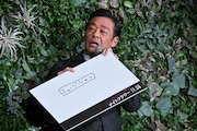枠で囲まれたミュージシャンの文字を見た佐久間大介から「Supremeみたいになってます」、渋谷龍太から「誰も買わないよ」と言われる光石研。
