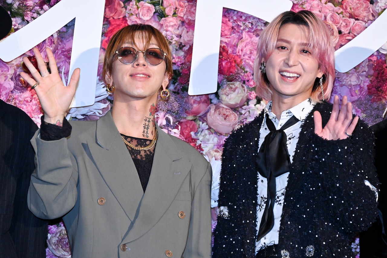 手を振る渋谷龍太（左）、佐久間大介（右）。