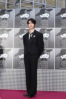 TOMORROW X TOGETHERボムギュがハローキティとなかよしに、“やさしい空間”で仲を深める