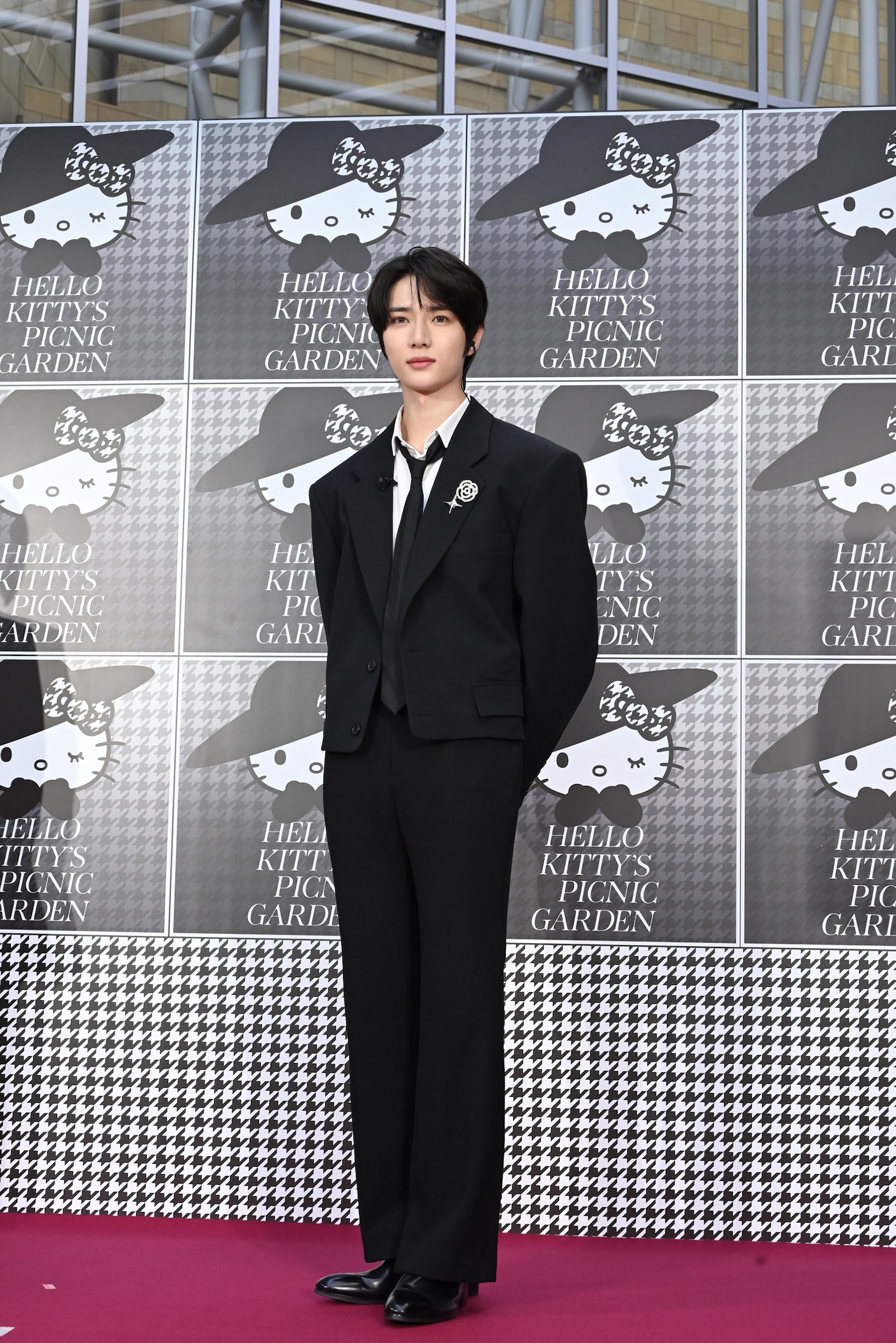 TOMORROW X TOGETHERボムギュがハローキティとなかよしに、“やさしい空間”で仲を深める