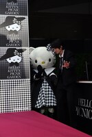 TOMORROW X TOGETHERボムギュがハローキティとなかよしに、“やさしい空間”で仲を深める