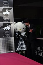 ハローキティを“護衛”するBEOMGYU（ボムギュ）。