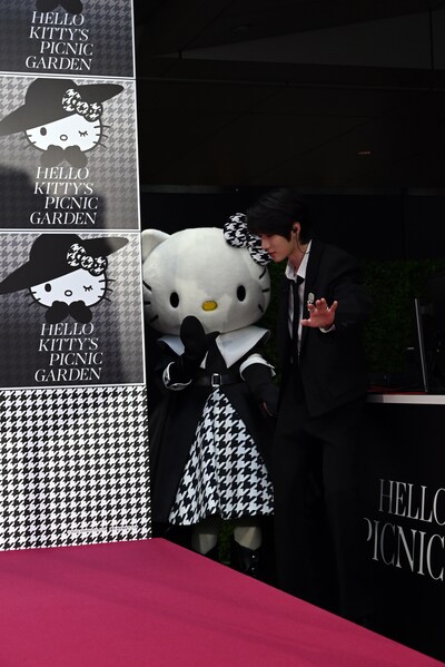 ハローキティを“護衛”するBEOMGYU（ボムギュ）。