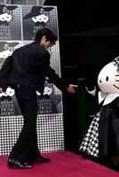 TOMORROW X TOGETHERボムギュがハローキティとなかよしに、“やさしい空間”で仲を深める