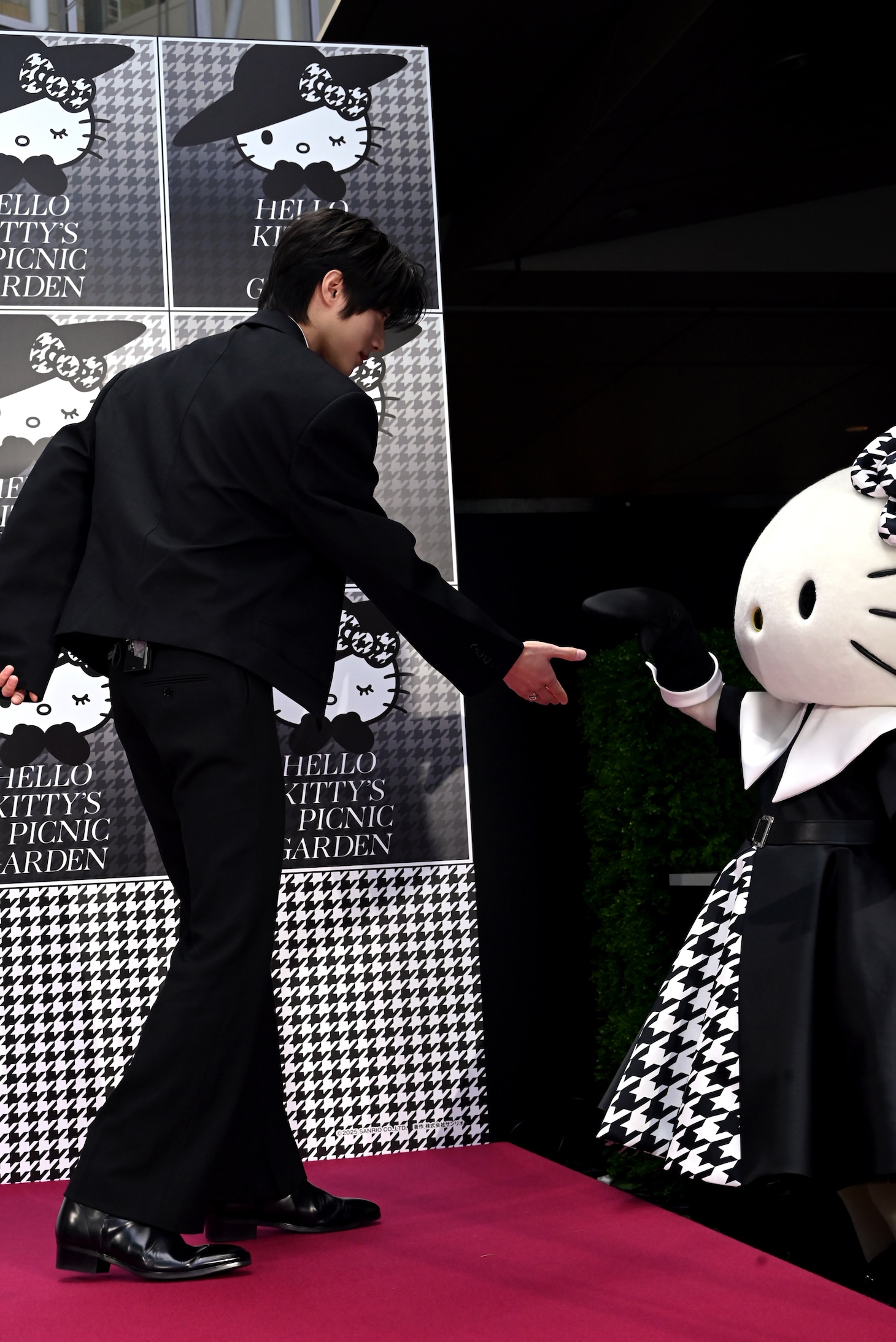 TOMORROW X TOGETHERボムギュがハローキティとなかよしに、“やさしい空間”で仲を深める