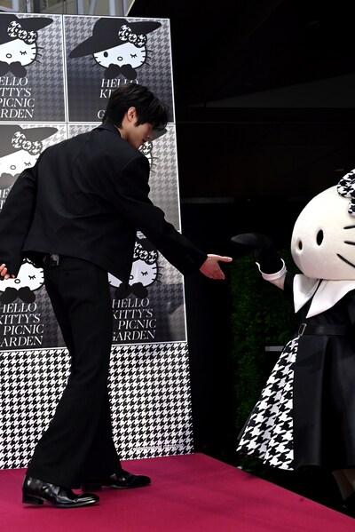 ハローキティをエスコートするBEOMGYU（ボムギュ）。
