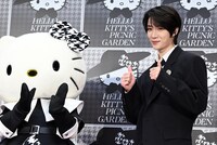 TOMORROW X TOGETHERボムギュがハローキティとなかよしに、“やさしい空間”で仲を深める