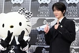 ハローキティにグッドサインをするBEOMGYU(ボムギュ)。