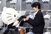 TOMORROW X TOGETHERボムギュがハローキティとなかよしに、“やさしい空間”で仲を深める