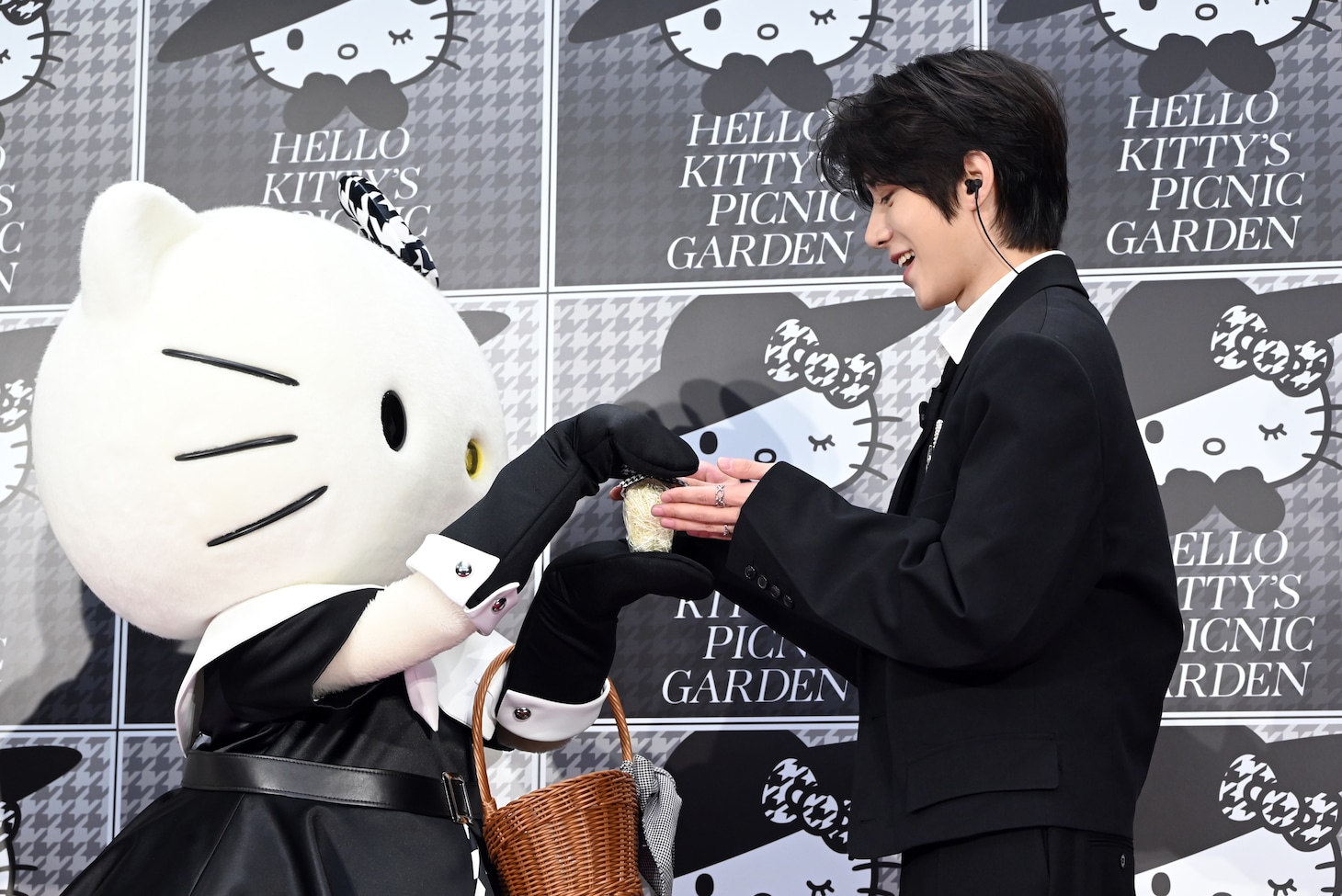 TOMORROW X TOGETHERボムギュがハローキティとなかよしに、“やさしい空間”で仲を深める
