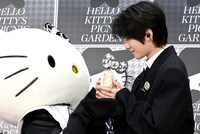 TOMORROW X TOGETHERボムギュがハローキティとなかよしに、“やさしい空間”で仲を深める