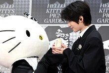 ハローキティからフレグランスを受け取るBEOMGYU（ボムギュ）。