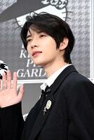 TOMORROW X TOGETHERボムギュがハローキティとなかよしに、“やさしい空間”で仲を深める