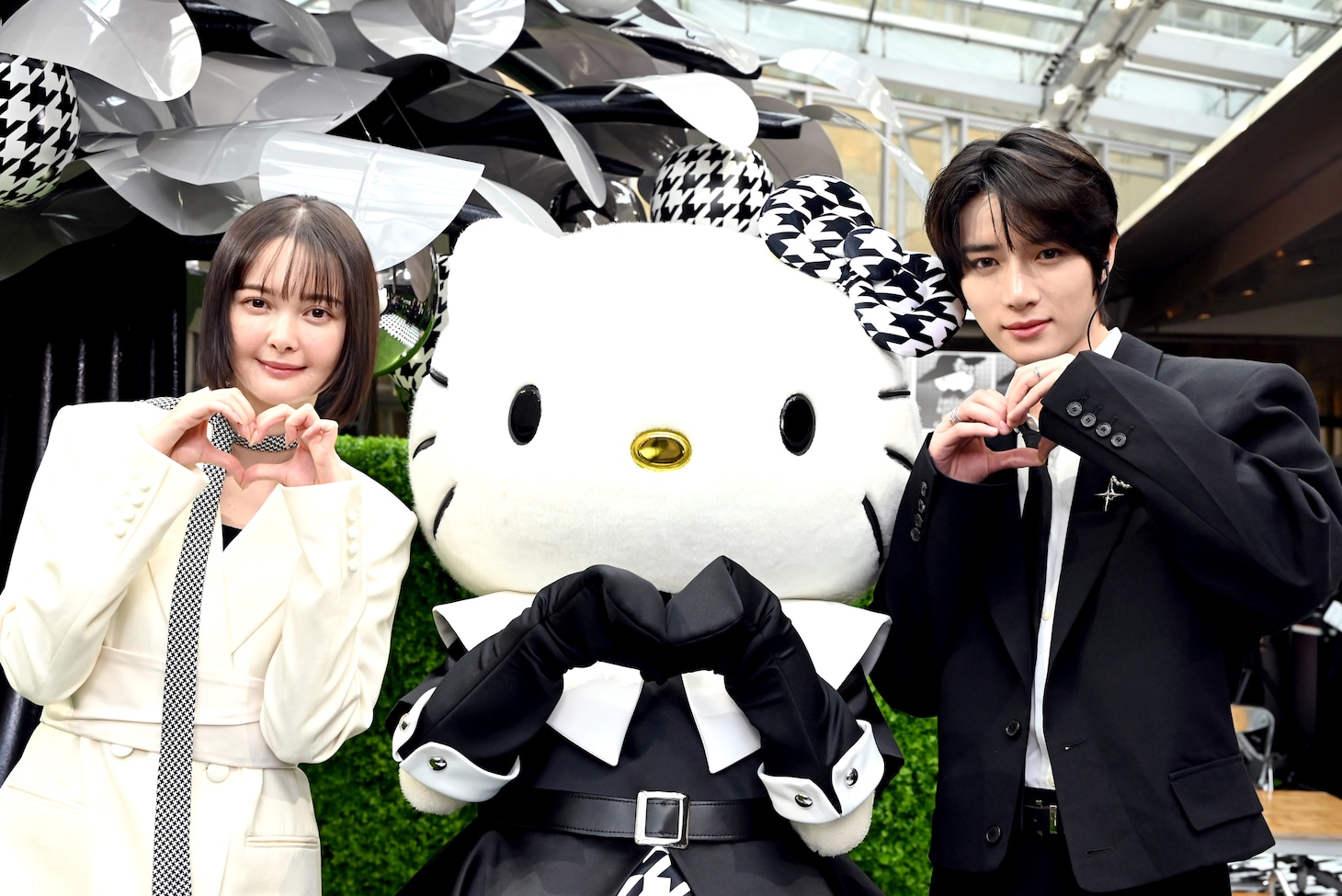 TOMORROW X TOGETHERボムギュがハローキティとなかよしに、“やさしい空間”で仲を深める