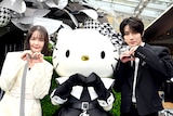 3人そろってハートを作る玉城ティナ、ハローキティ、BEOMGYU(ボムギュ)。