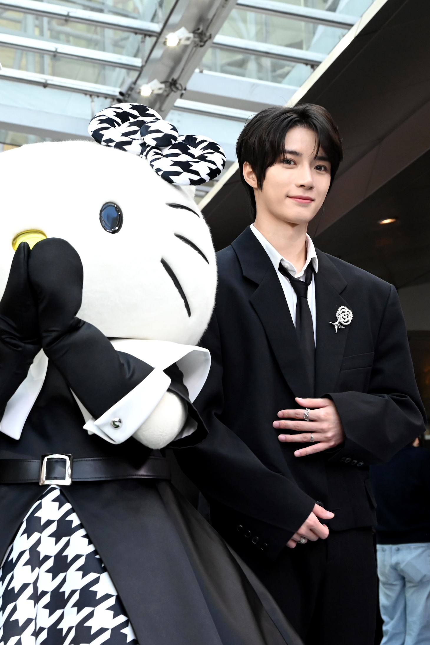 TOMORROW X TOGETHERボムギュがハローキティとなかよしに、“やさしい空間”で仲を深める