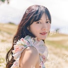 河田陽菜、お花畑にうっとり シフォンドレス姿でこちらを見つめる