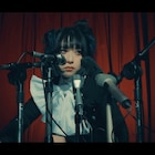 GLIM SPANKY「スクープのたまご」主題歌をリリース、MVはスーツスタイルで