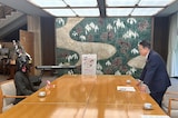 まらしぃと大村秀章愛知県知事。