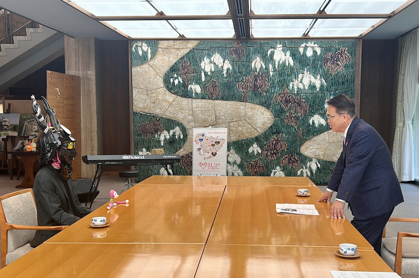 まらしぃと大村秀章愛知県知事。