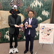 まらしぃが大村秀章知事を表敬訪問、兜姿で「あいち県民の日」テーマソング演奏