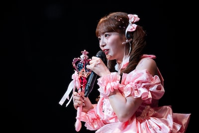 ステッキを手にした中山莉子。