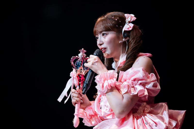 ステッキを手にした中山莉子。