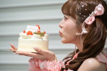 ケーキをもらった中山莉子。