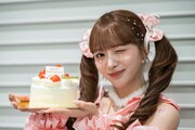 終演後、スタッフからのサプライズバースデーケーキを手にウインクする中山莉子。