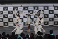 「好きだよとどっちが先に言うのか？」を披露するRain Tree。©OVERSE/KING RECORDS