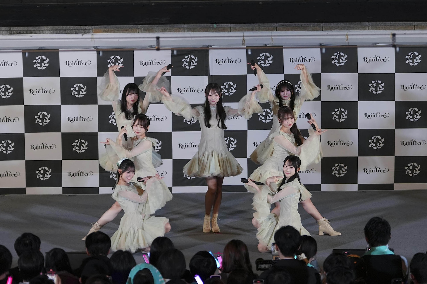 「好きだよとどっちが先に言うのか？」を披露するRain Tree。©OVERSE/KING RECORDS