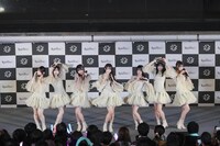 「好きだよとどっちが先に言うのか？」を披露するRain Tree。©OVERSE/KING RECORDS