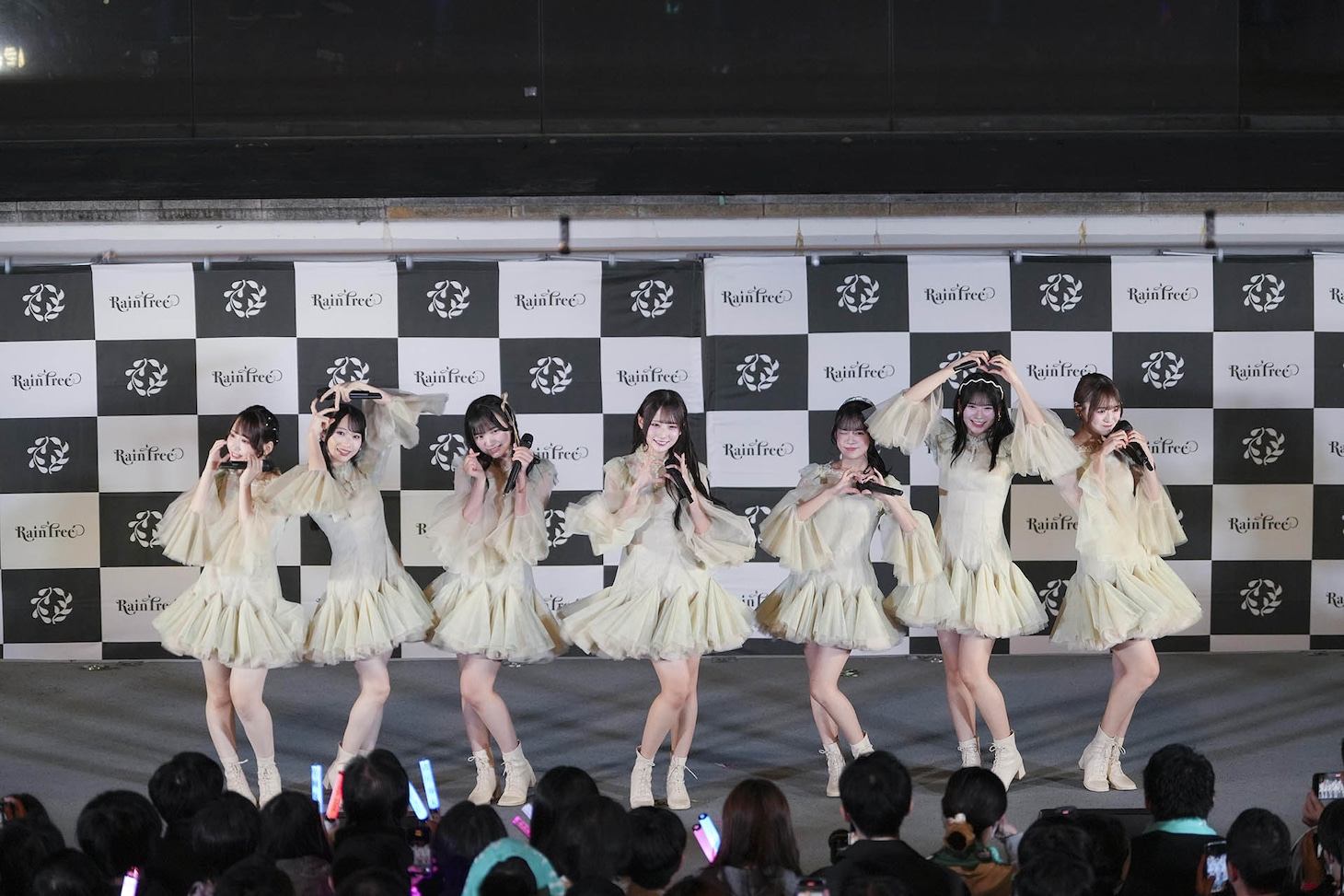 「好きだよとどっちが先に言うのか？」を披露するRain Tree。©OVERSE/KING RECORDS