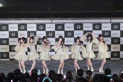 「好きだよとどっちが先に言うのか？」を披露するRain Tree。©OVERSE/KING RECORDS