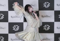 「好きだよとどっちが先に言うのか？」でセンターを務める綾瀬ことり。©OVERSE/KING RECORDS