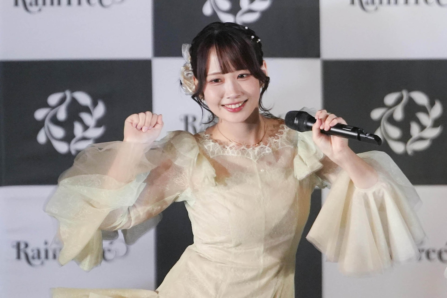 「好きだよとどっちが先に言うのか？」で初のメインメンバー入りを果たした市原紬希。©OVERSE/KING RECORDS