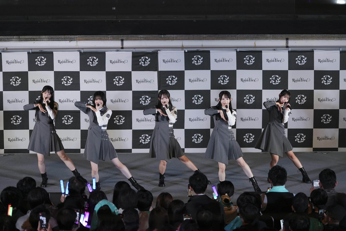 「定点観測」を披露するRain Tree。©OVERSE/KING RECORDS