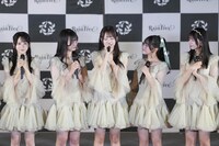 涙を交えながら挨拶する綾瀬ことり（中央）。©OVERSE/KING RECORDS