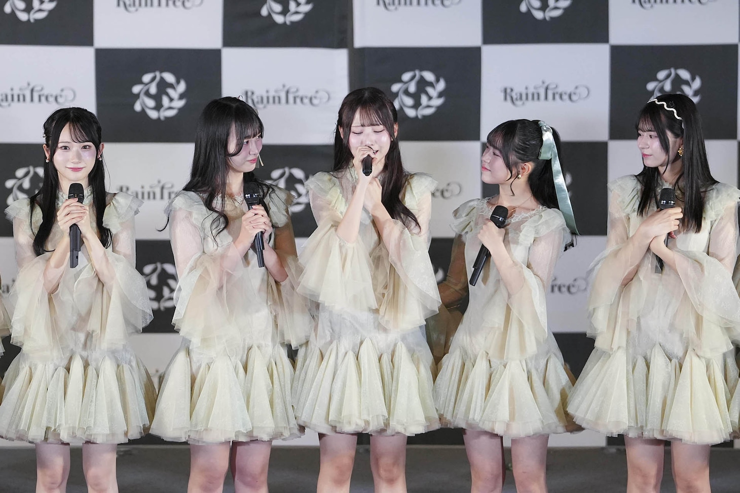 涙を交えながら挨拶する綾瀬ことり（中央）。©OVERSE/KING RECORDS