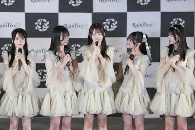 涙を交えながら挨拶する綾瀬ことり（中央）。©OVERSE/KING RECORDS