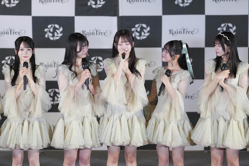 涙を交えながら挨拶する綾瀬ことり(中央)。©OVERSE/KING RECORDS