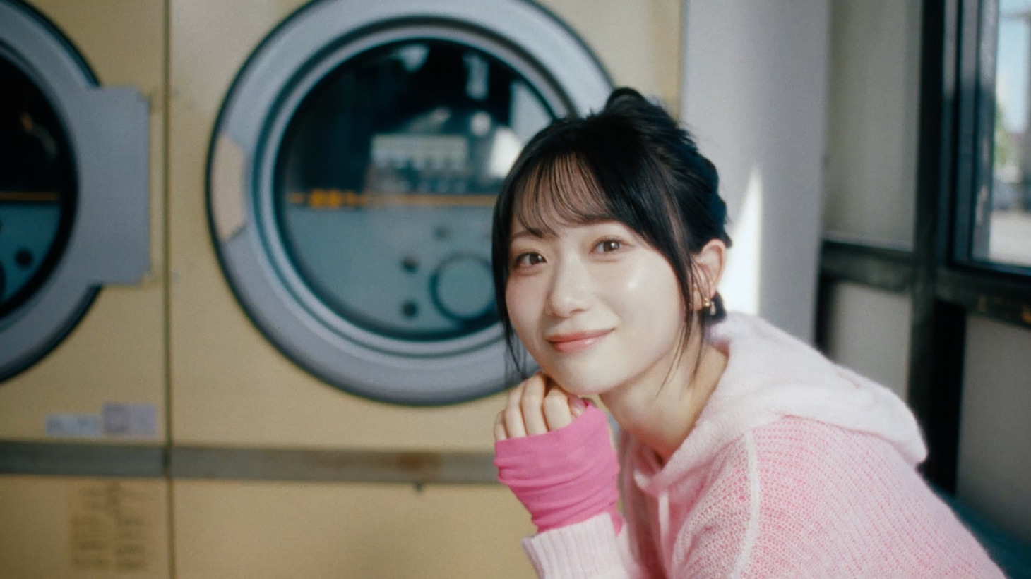 Rain Tree「好きだよとどっちが先に言うのか？」MVより、橋本真希。©OVERSE/KING RECORDS