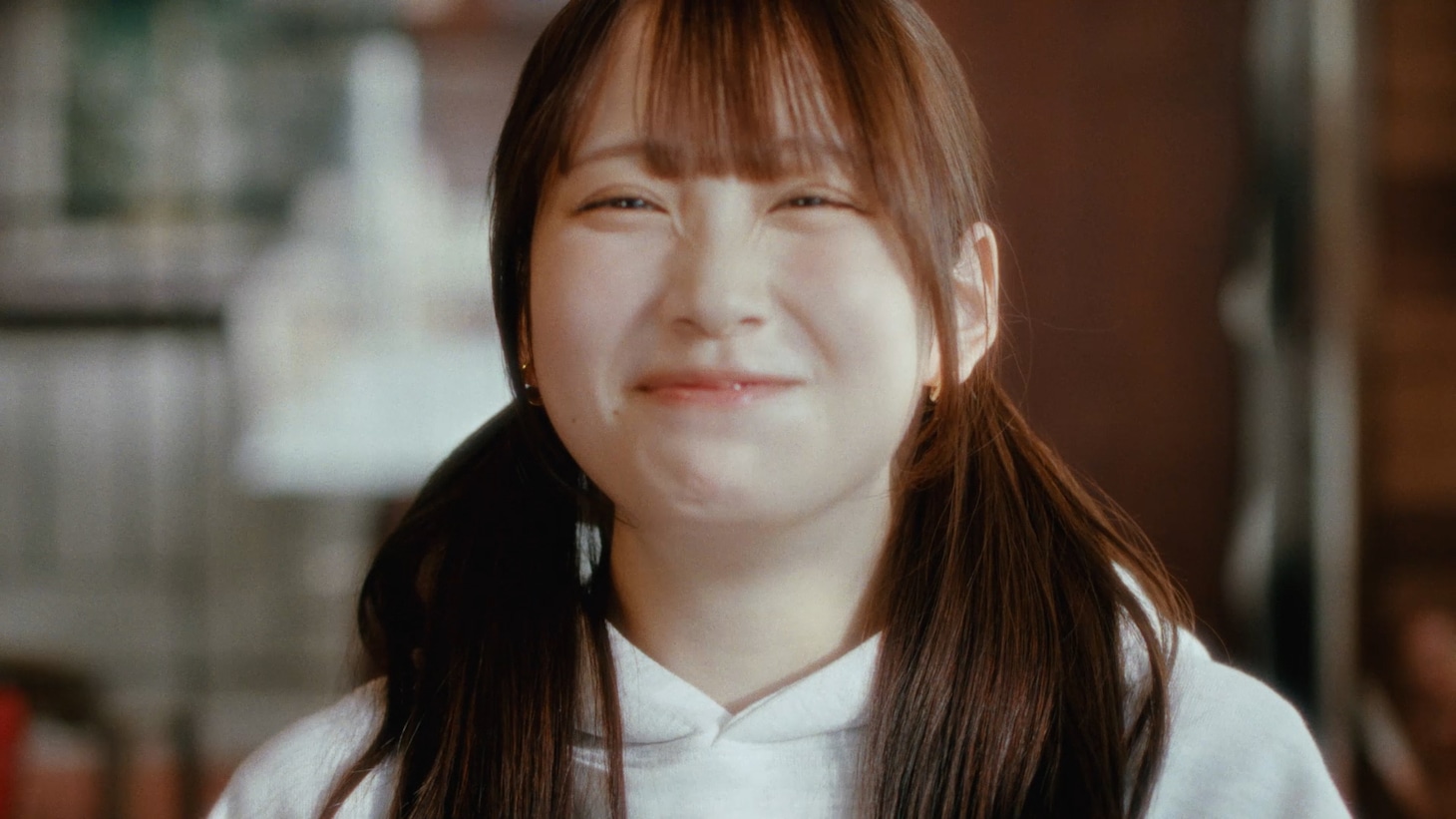 Rain Tree「好きだよとどっちが先に言うのか？」MVより、市原紬希。©OVERSE/KING RECORDS