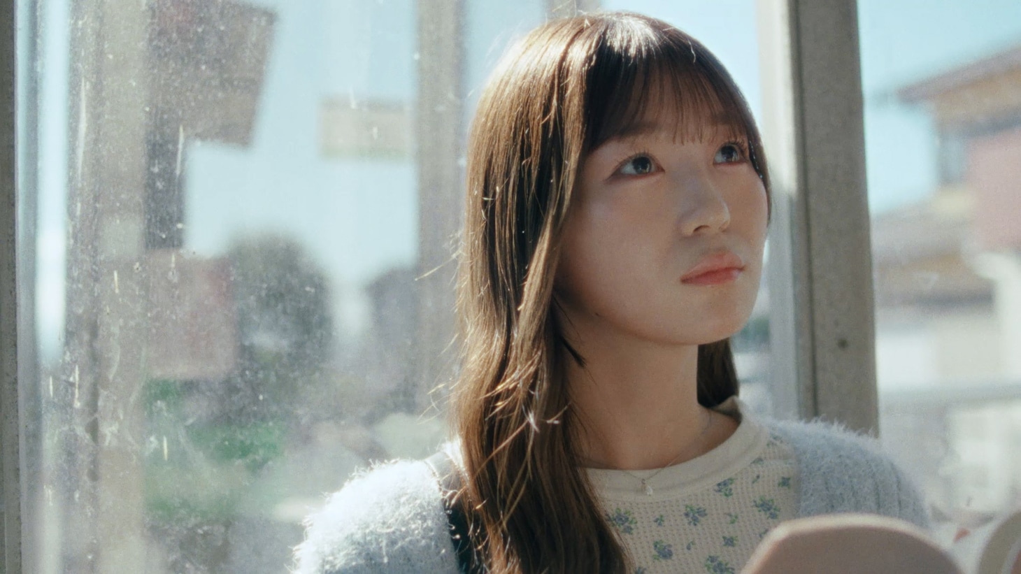Rain Tree「好きだよとどっちが先に言うのか？」MVより、新野楓果。©OVERSE/KING RECORDS